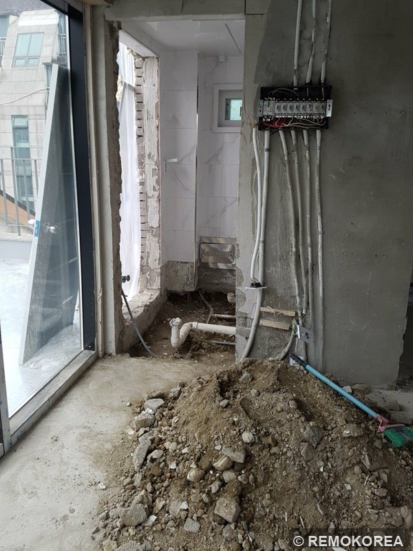 상가 철거 - 배관 배선 해체 작업 현장