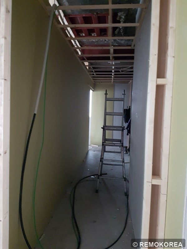 복도 천장 골조 및 전선 작업