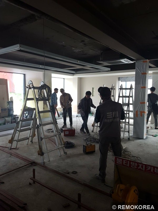 전문 시공팀 협업 작업 현장